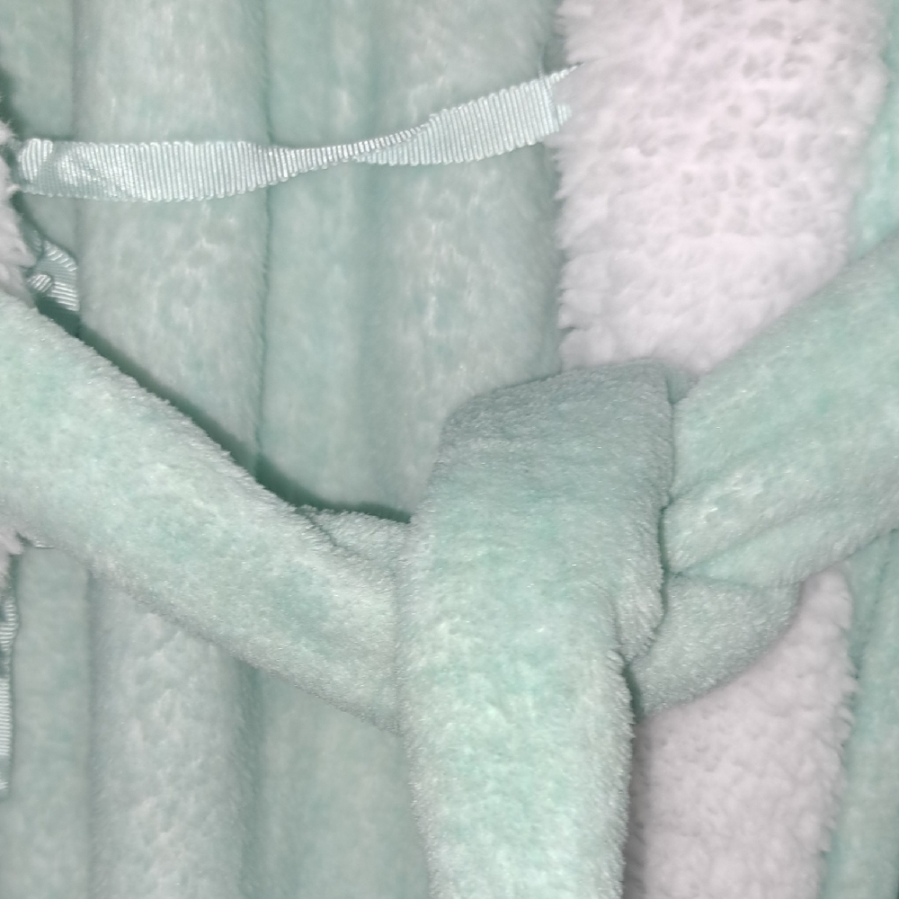 Ulta Beauty Soft Mint Robe with White Accents L,XL - Picture 8 of 8